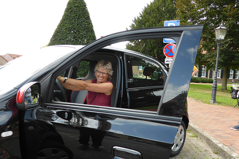Annette Hamers bekam von Carsharing-Projektinitiator Jörg Köchling als Erste Mitgliedskarte und Fahrzeugschlüssel überreicht.