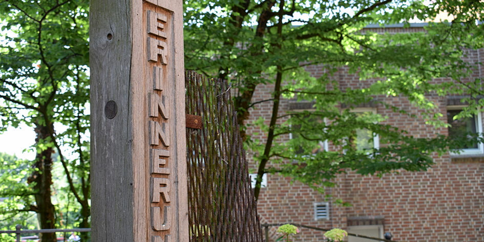 Friedensort: Friedensstele an der Kolping-Seniorenstube